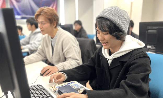ソフトの使い方を学ぶ動画編集の授業の様子