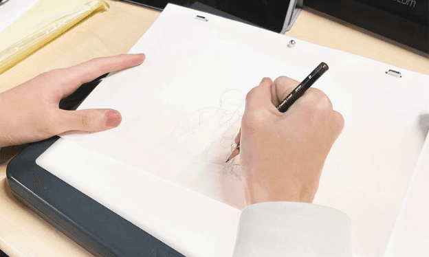 アニメーション制作のトレース作業です