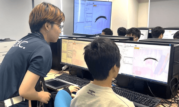 学生スタッフとしてオープンキャンパスで高校生を指導