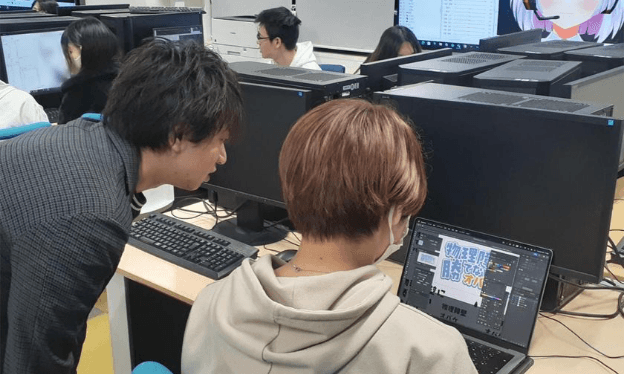 先生から指導を受けながらデザイン制作