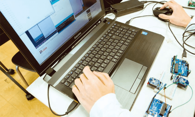設計からプログラミングまで実践的に学べます