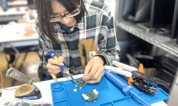 ハンダごてを使ってロボットの基盤を作成