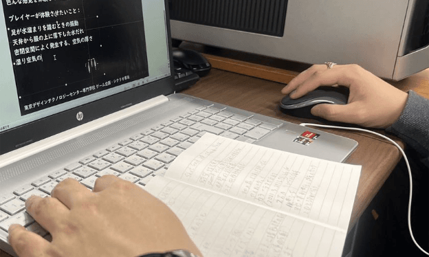 書きためたメモを見ながら企画書を作成