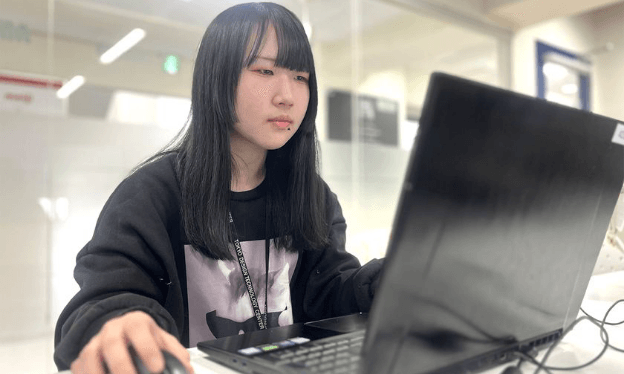 いつでもPCを持ち歩き制作作業を行っています