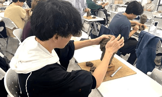 彫塑の授業では粘土で立体物を作成