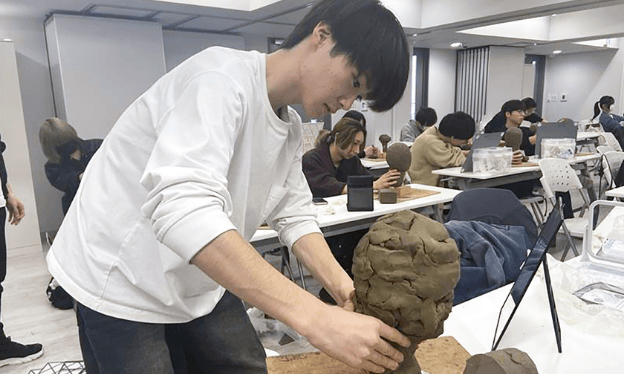 粘土で立体造形をする彫塑の授業です