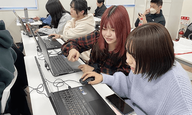 友人と切磋琢磨しながら学んでいます