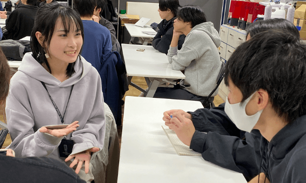仲間と助け合いながら学んでいます
